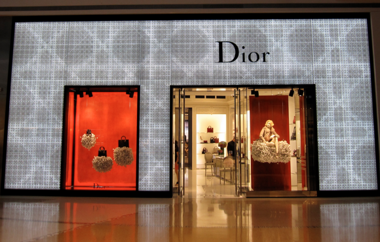 Se Twilight-stjernen være dyster for Dior