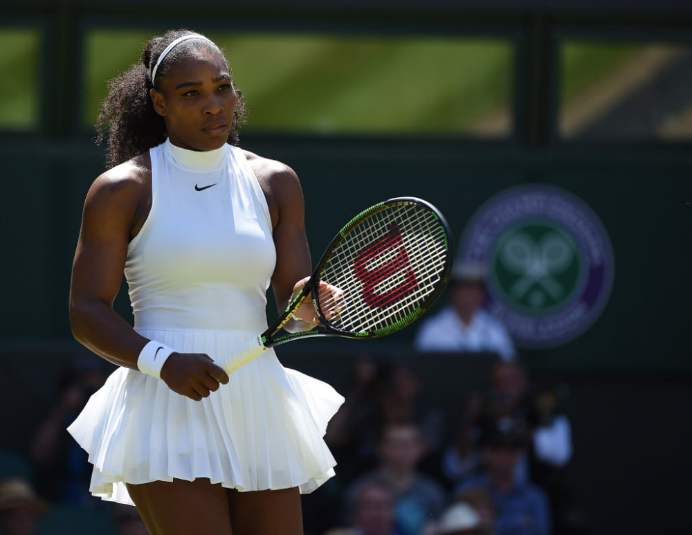 Serena Williams i helhvitt.