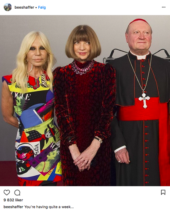 Donatella Versace, Anna Wintour og kardinalen fra den katolske kirken sammen under Milano Fashion Week