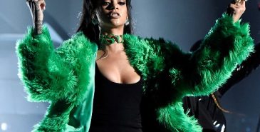 Rihanna i pels fra Versace