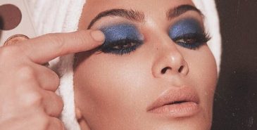 Kim Kardashian West med blå øyneskygge.