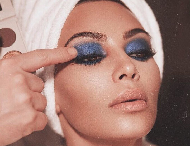 Kim Kardashian West med blå øyneskygge.