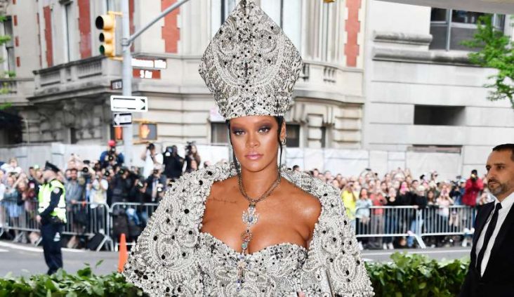 Rihanna som paven under Met Gala
