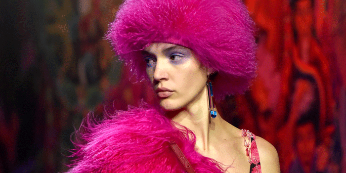 Den ikke-binære modellen Oslo Grace viste både herre- og dame-looks for Kenzo under Paris Fashion Week