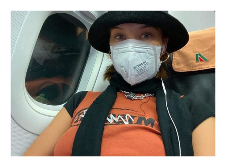 Bella Hadid med ansiktsmaske på vei til Paris