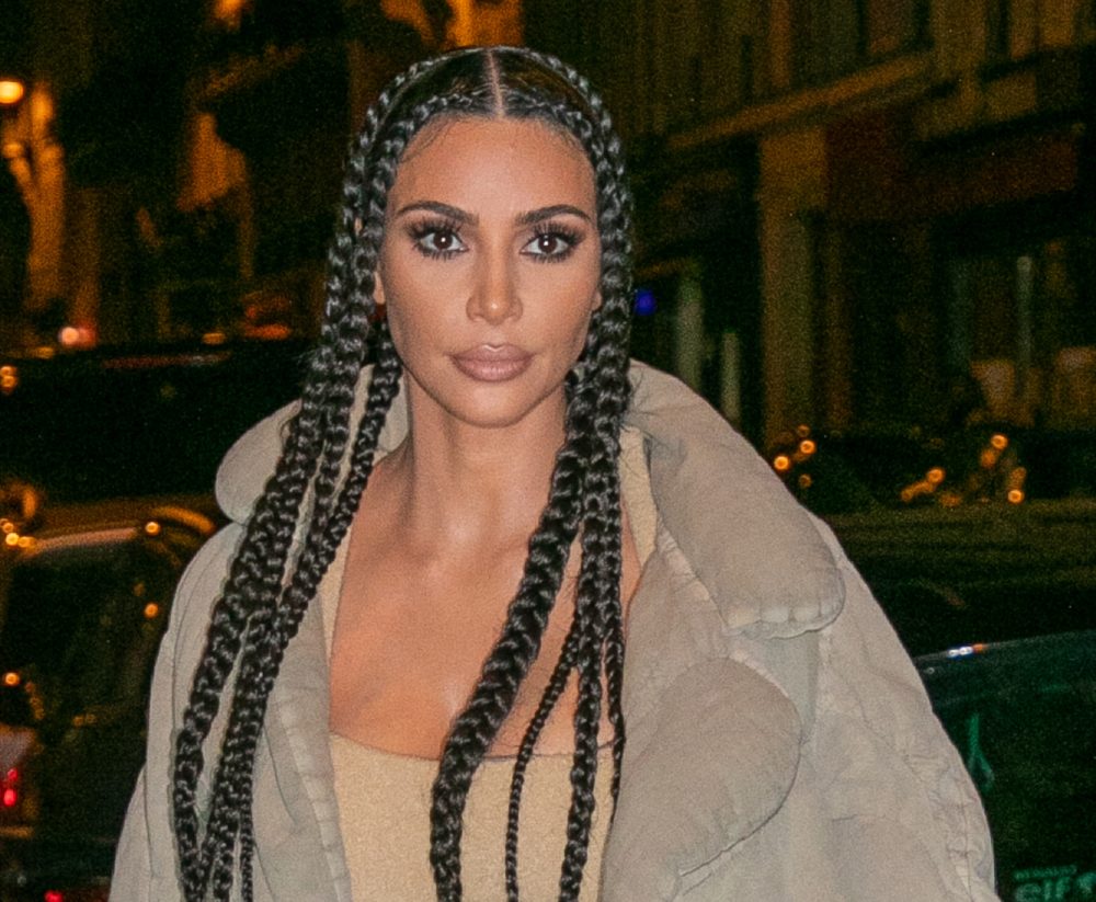 Kim Kardashian slepes for kulturell appropriasjon for disse flettene under moteuken i Paris