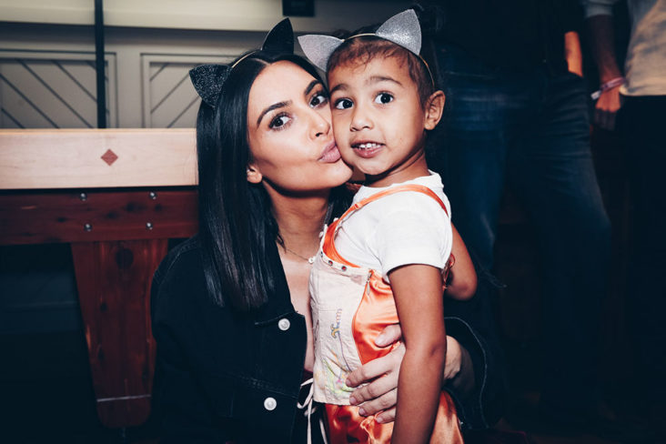 Kim Kardashian deler familiebilde i koronakarantene
