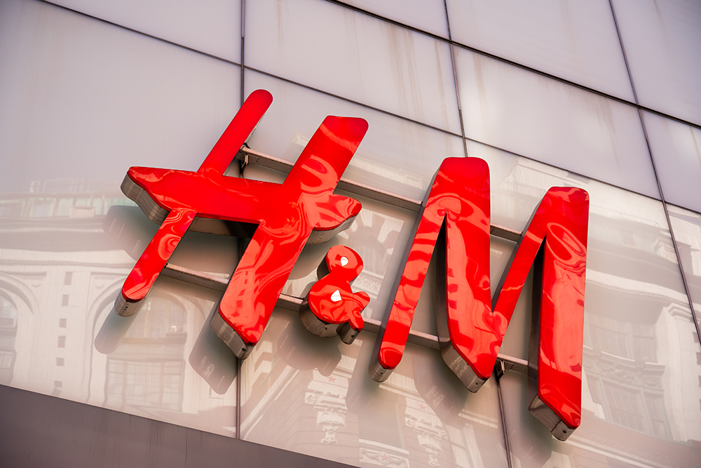 De ansatte går hardt ut mot H&M fordi de ikke setter opp pleksiglass i forbindelse med korona