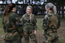Det amerikanske militæret endrer regler når det gjelder sminke og smykker - hva med det norske forsvaret?