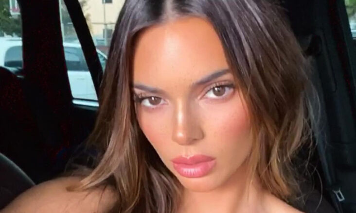 Kendall Jenner er Instagram-offisiell med Devin Booker