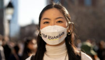 Folk demonstrerer for Stop Asian Hate-bevegelsen i New York.