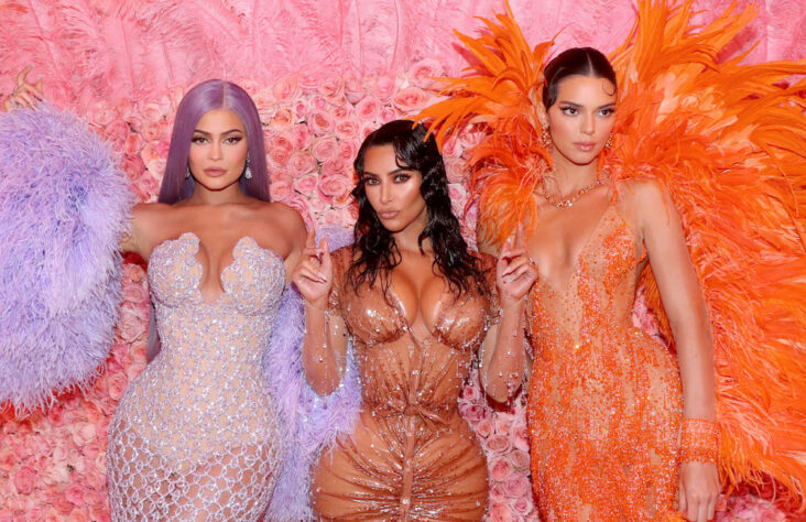 For første gang er alle Kardashian-søstrene invitert til Met-gallaen