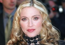 Julia Garner er tilbudt rollen som Madonna i ny biografisk film