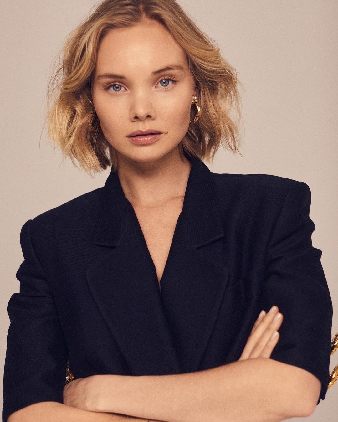 Dette var de de beste bøkene motefolket leste i 2022. Her modell Ada Martini Strøm.