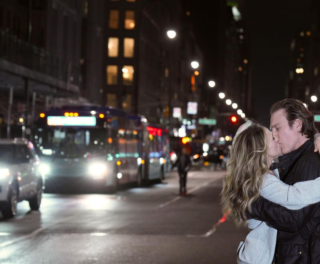 5 kjappe motenyheter: Har du gått glipp av dette? Carrie ser ut til å bli sammen med Aidan i den nye sesongen av And just like that.