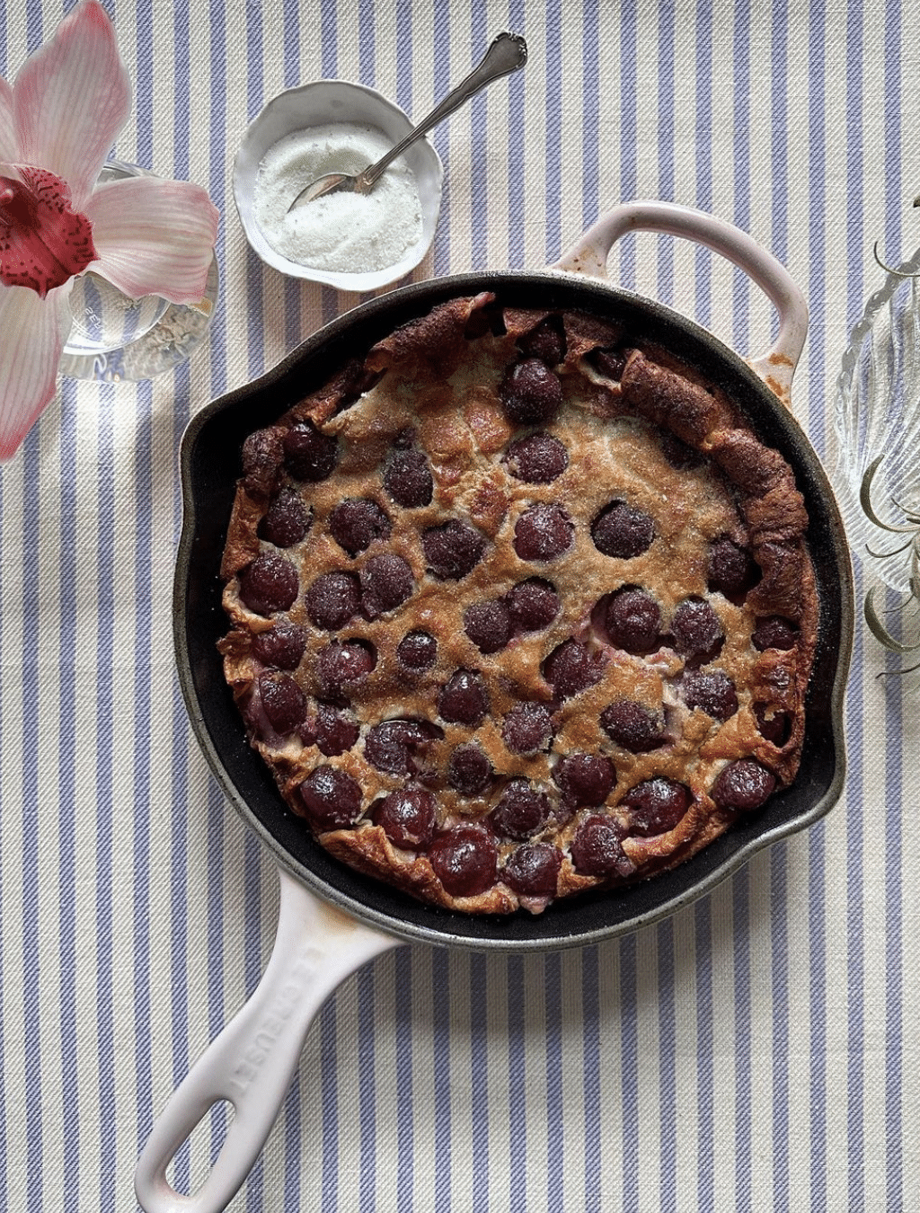 Clafoutis - en pannekake-kake. Oppskrift finner du her! Foto: Instagram/ @juliesmatblogg