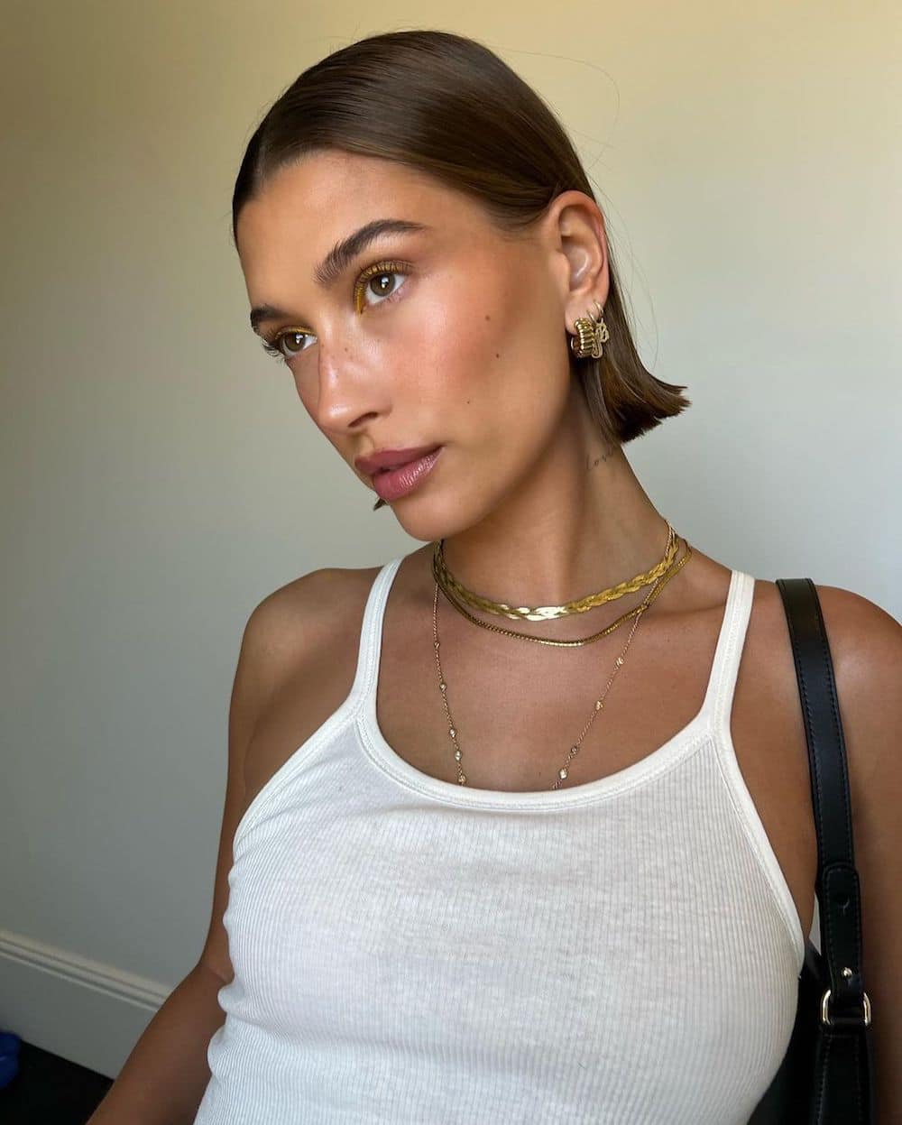 Hailey Bieber deler hemmelighetene bak sin plettfrie hud