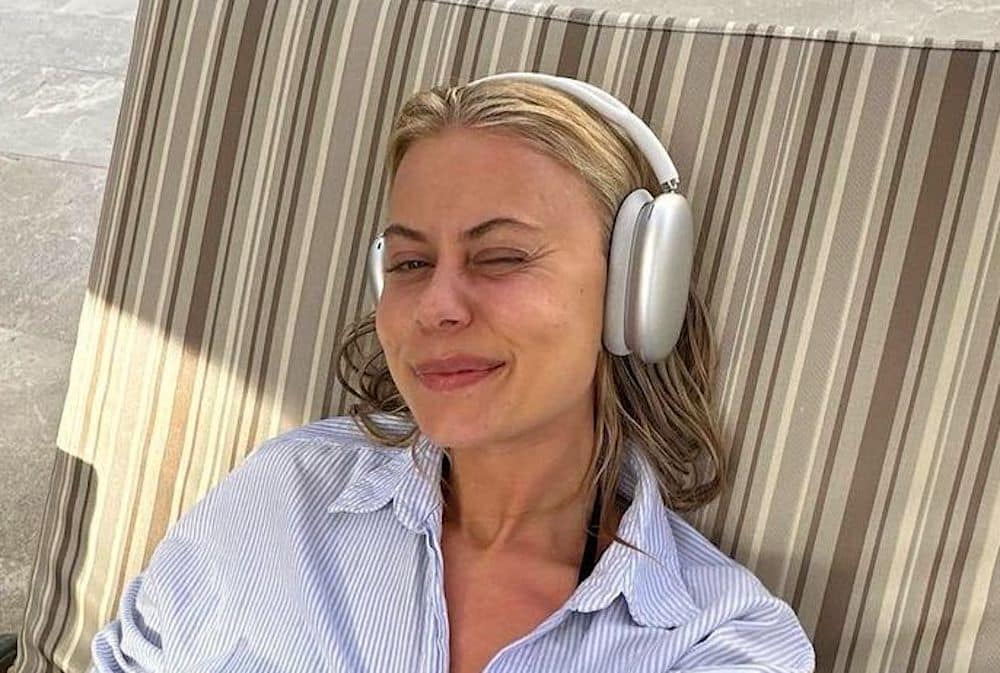 De beste podcastene å høre på en stranddag
