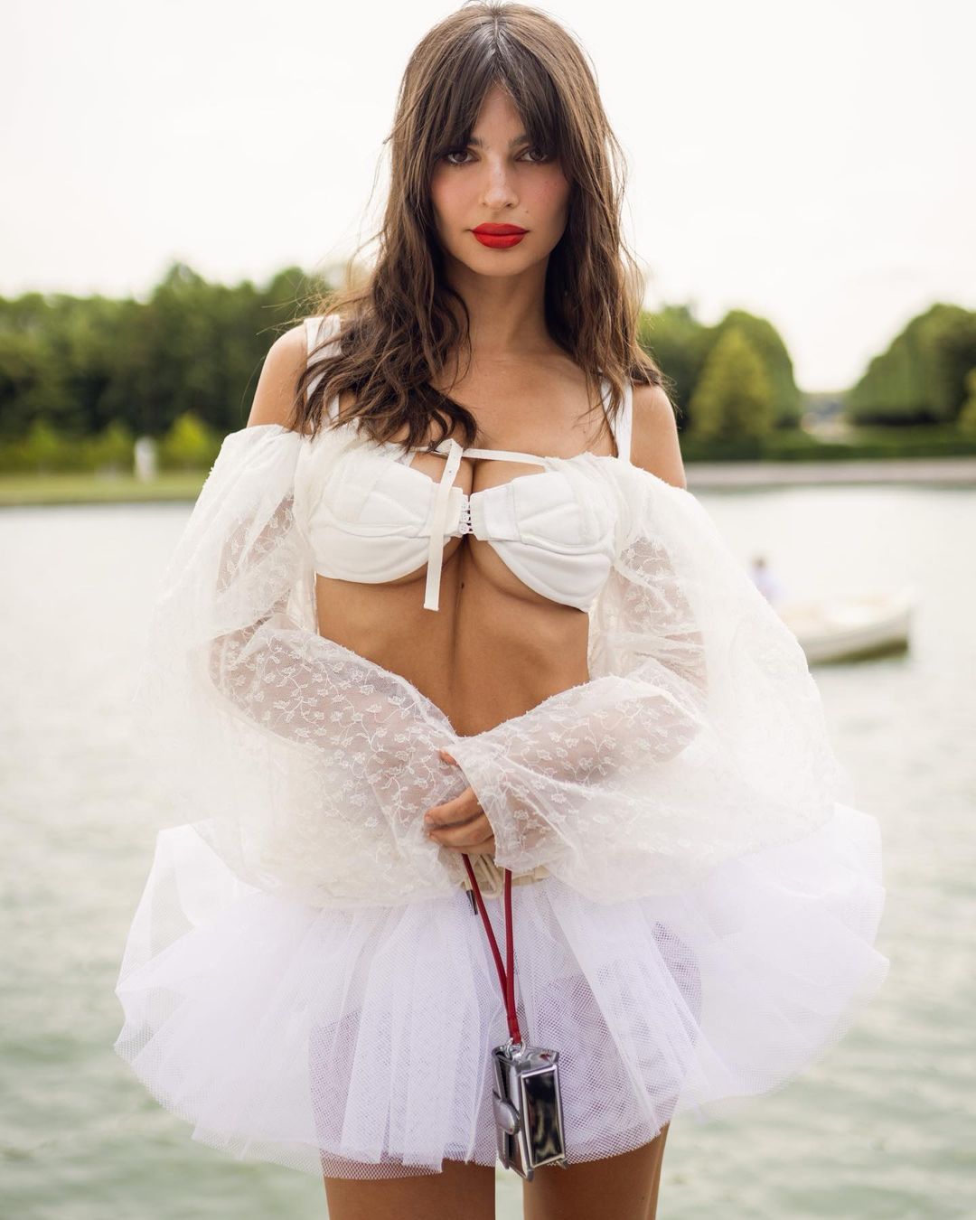 Supermodellen under Jacquemus sin høstvisning. Foto: Instagram/ @emrata