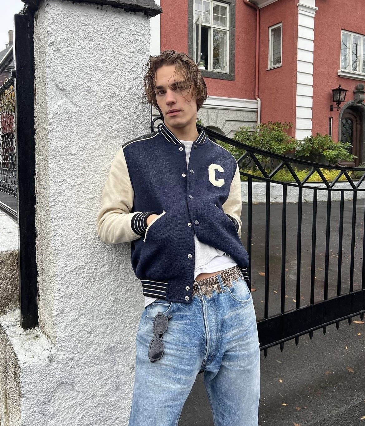 En Celine C-logo varsity jakke er et av de kjæreste plaggene Bastian Bergstrøm har i garderoben. Foto: Instagram/ @bastianbergstroom