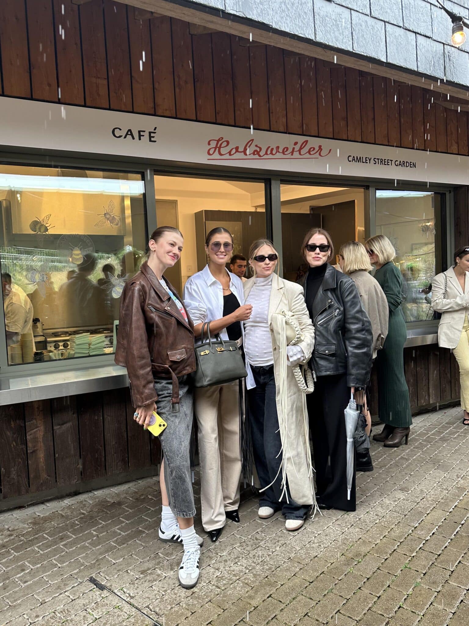Gjengen foran Café Holzweiler før visning. Fra venstre: Marianne Theodorsen, Darja Barannik, Tine Andrea Lauvli og Annabell Rosendahl.