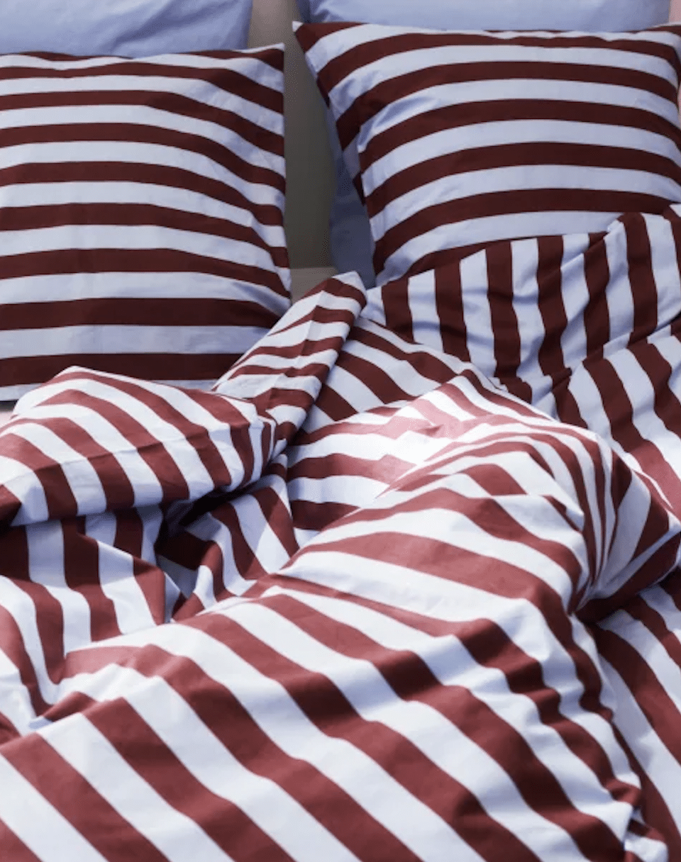 Stripete sengetøy i kule farger, kr 1 149 fra HAY.