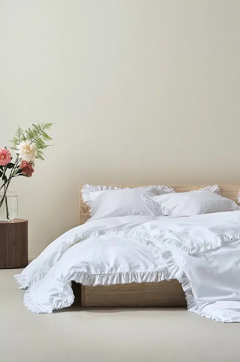 Hvitt sengetøy med nydelige detaljer, kr 399 fra Jotex.