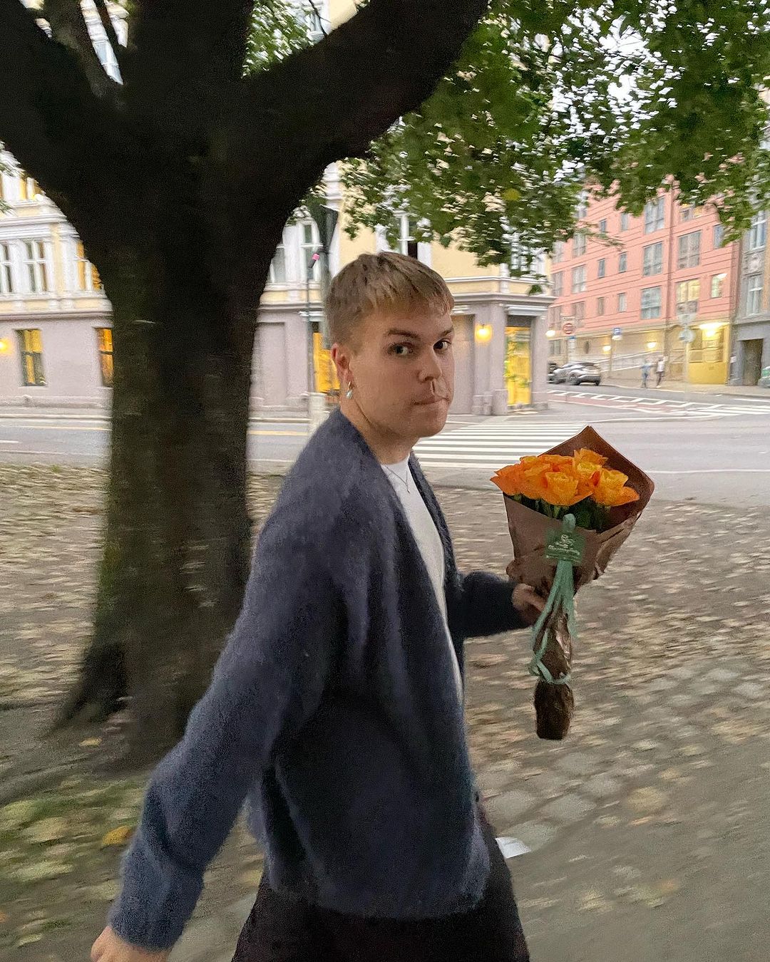 Til fest så pleier artisten å spice opp looken med en dressjakke. Foto: Instagram/ @ramonandresen