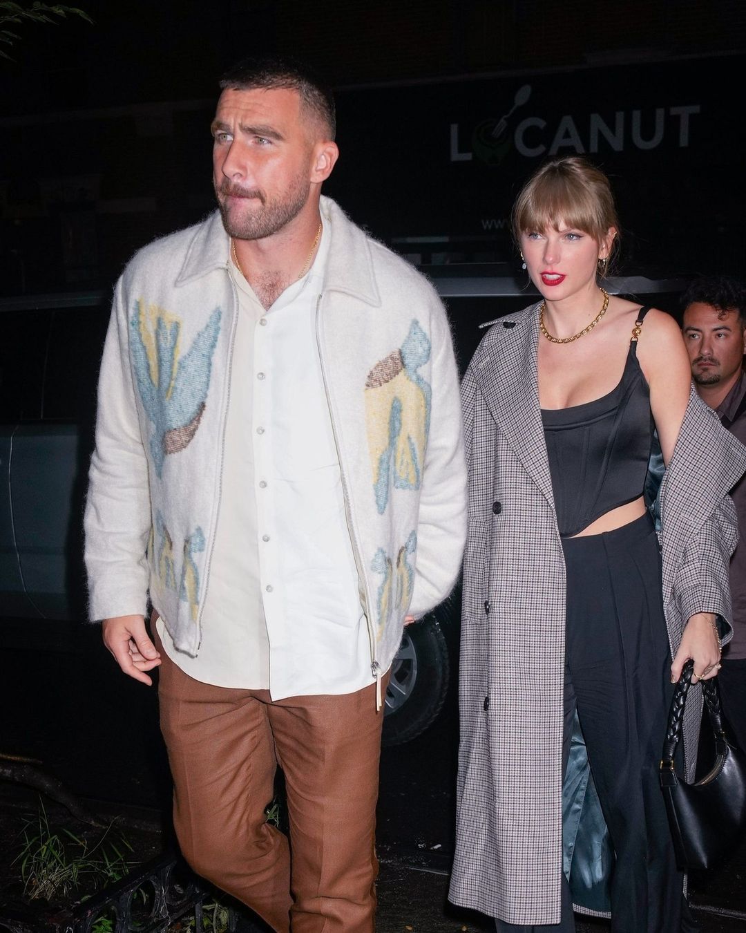 En av ukas 5 kjappe motenyheter, Taylor Swift og Travis Kelce viser seg sammen for første gang. Foto: Instagram/ @voguemagazine