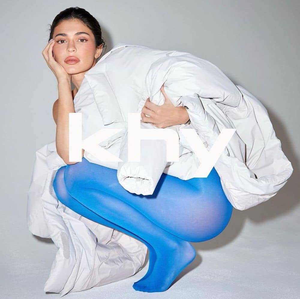 Kylie Jenner i blå strømpebukser. Foto: Instagram/ @khy