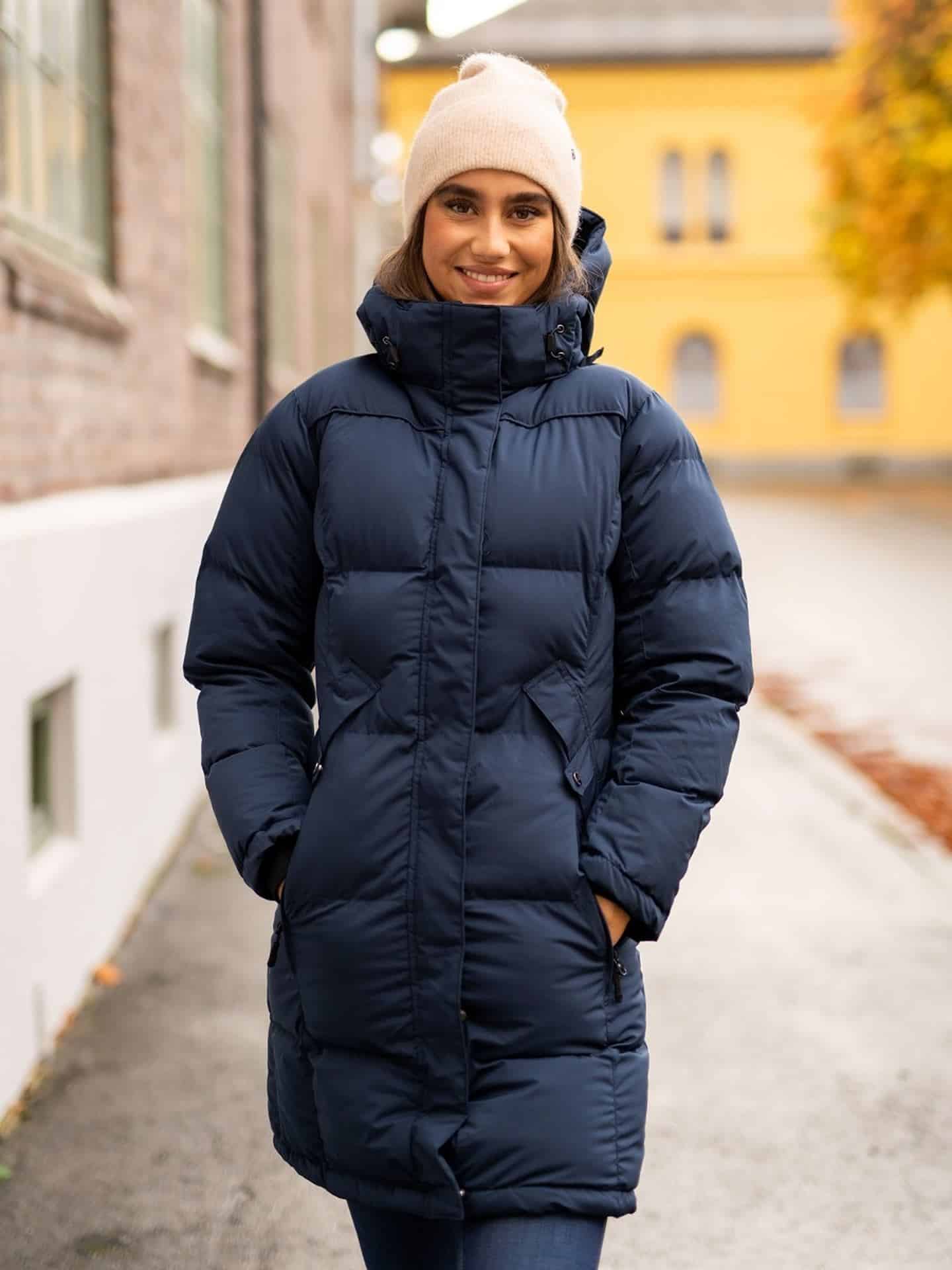 Mørkeblå vinterjakke fra Urban Pioneers, kr 3 499 via GetInspired.
