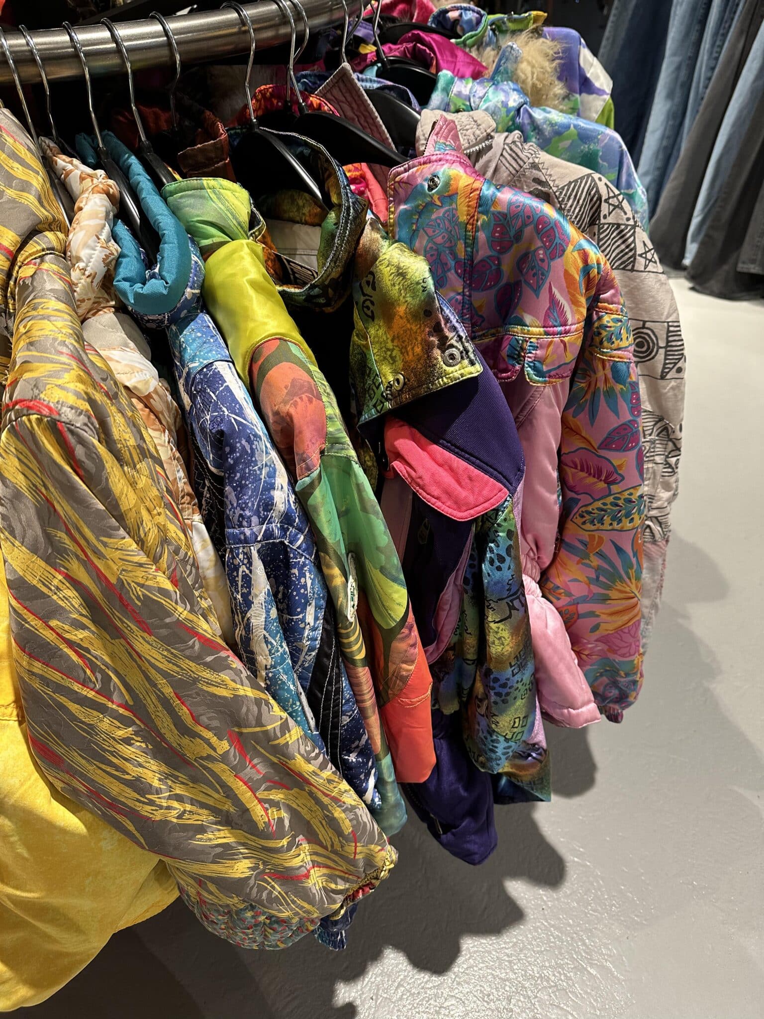 Fargerike 80-talls jakker til 580 kr er noe av det man finner i butikken. Foto: Melk & Honning