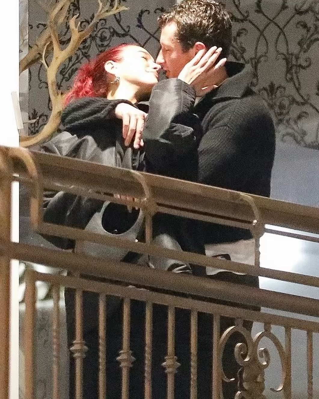 Turtelduene ser ut til å være in love. Foto: Instagram/ @dualipaentertainment